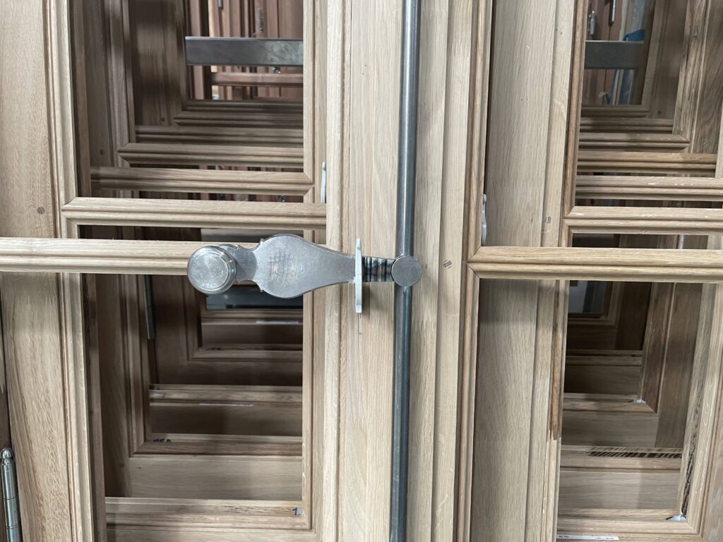 Espagnolette posée sur une menuiserie